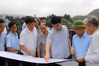 Lãnh đạo Tập đoàn Công nghiệp Than-Khoáng sản Việt Nam kiểm tra mặt bằng sản xuất của Công ty cổ phần than Cao Sơn. 