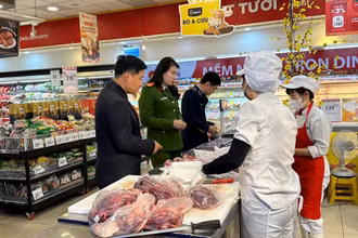 Đoàn kiểm tra liên ngành an toàn thực phẩm số 1 của thành phố Hà Nội kiểm tra một siêu thị trên địa bàn quận Tây Hồ. (Ảnh Thu Trang) 