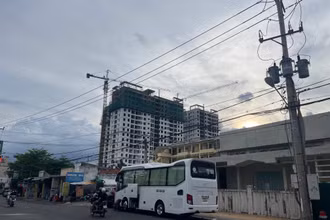 Dự án nhà ở xã hội Phú Thịnh, theo thỏa thuận đến tháng 6/2024 phải giao nhà, nhưng hiện nay vẫn chưa xong. 