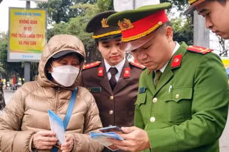 Ðoàn Thanh niên Công an TP Hà Nội phối hợp đoàn thanh niên phường, xã hướng dẫn người dân đăng ký tài khoản định danh điện tử phục vụ cho các thủ tục hành chính, bỏ sổ hộ khẩu. (Ảnh HOÀNG PHONG) 