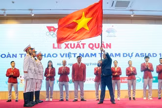 Phó Chủ tịch Quốc hội Trần Quang Phương trao cờ cho Đoàn thể thao Việt Nam. (Ảnh TTXVN)