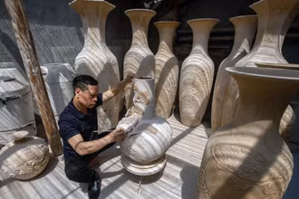 Nghệ nhân Nguyễn Hùng chế tác các sản phẩm gốm Bát Tràng. 