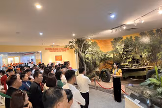 Du khách tham quan Bảo tàng Chiến thắng lịch sử Điện Biên Phủ. (Ảnh HẠNH HOÀNG) 