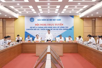 Lãnh đạo Bảo hiểm xã hội Việt Nam chia sẻ thông tin tại hội nghị. 