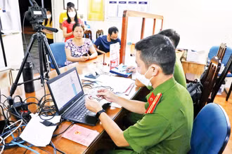Công an xã Yên Thường, huyện Gia Lâm làm thủ tục cấp căn cước công dân gắn chíp cho người dân. (Ảnh PHẠM KIÊN) 