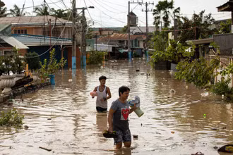 Bão Noru gây ngập lụt nghiêm trọng tại tỉnh Bulacan, Philippines. (Ảnh REUTERS) 