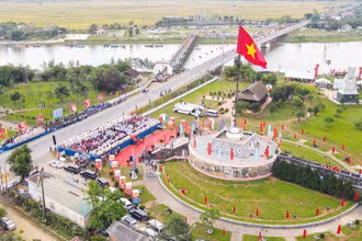 Di tích quốc gia đặc biệt Ðôi bờ Hiền Lương-Bến Hải nhìn từ trên cao. (Ảnh Thành Ðạt) 