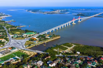 Cầu Cửa Hội bắc qua sông Lam góp phần tạo bước phát triển cho kinh tế-xã hội tỉnh Nghệ An. (Ảnh QUANG DŨNG) 