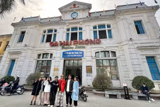 Du khách check-in trước Ga Hải Phòng.