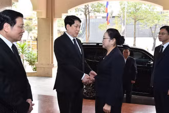 Chủ tịch nước Lương Cường chia buồn với Đại sứ Lào tại Việt Nam Khamphao Ernthavanh.