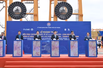 Chủ tịch nước Lương Cường và các đại biểu bấm nút khánh thành bến cảng container quốc tế số 3 và 4 Lạch Huyện, Cảng Hải Phòng.