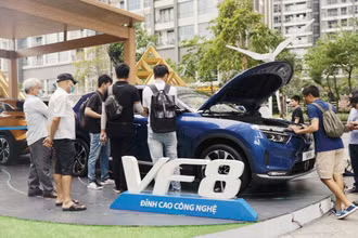 Xe điện VF 8 tại Triển lãm Vì tương lai Xanh ở TP Hồ Chí Minh,