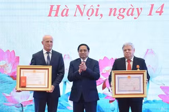 Thủ tướng Phạm Minh Chính trao Huân chương Lao động hạng Ba tặng Viện Nghiên cứu khoa học dược liệu và tinh dầu Liên bang Nga; trao Huân chương Hữu nghị tặng Tham tán Đại sứ quán Liên bang Nga tại Việt Nam Kharinov Vyacheslav Nikolaevich.