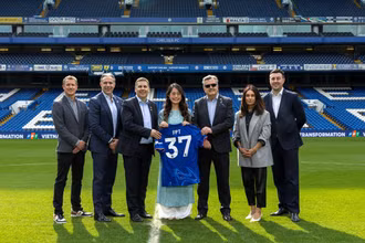 Đại diện CLB Chelsea và FPT trên sân Stamford Bridge trong sự kiện công bố hợp tác toàn cầu giữa FPT và CFC.