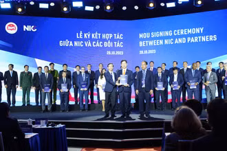 Ông Trương Gia Bình, Chủ tịch Hội đồng quản trị Tập đoàn FPT trao đổi thỏa thuận hợp tác với đại diện Trung tâm Đổi mới sáng tạo Quốc gia (NIC) và Tổ chức chuyên gia công nghệ Mỹ TreSemi.