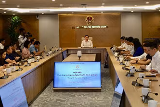 Họp báo giới thiệu chương trình "Tháng 10. Tháng tiêu dùng số". 