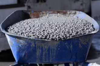 Chiếc xe cút kít chở bê-tông mới đổ chứa carbon dioxide thu được ở San Jose, California, Mỹ, ngày 1/2. Ảnh: Reuters