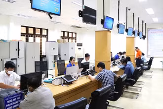 Cán bộ, công chức giải quyết thủ tục hành chính phục vụ người dân ở Đắk Lắk.
