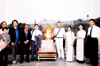 Hội Hòa bình và Hữu nghị Hiroshima-Việt Nam tặng hạc giấy, biểu tượng ước nguyện hòa bình cho Di tích lịch sử quốc gia đặc biệt Thành cổ Quảng Trị.