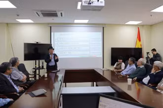 Các chuyên gia trình bày chuỗi bài giảng đại chúng về Khởi đầu lý thuyết lượng tử. (Ảnh: BÍCH LIÊN)