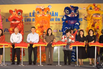 Các đại biểu thực hiện nghi thức phát động chương trình.