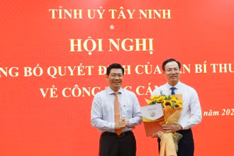 Đồng chí Nguyễn Mạnh Hùng (trái), Bí thư Tỉnh ủy, Chủ tịch Hội đồng nhân dân tỉnh Tây Ninh, chúc mừng đồng chí Đoàn Trung Kiên tham gia Ban Chấp hành, Ban Thường vụ Tỉnh ủy Tây Ninh nhiệm kỳ 2020-2025