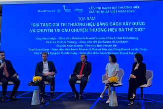 Các chuyên gia quốc tế và đại diện doanh nghiệp hàng đầu Việt Nam tham gia một tọa đàm tại diễn đàn
