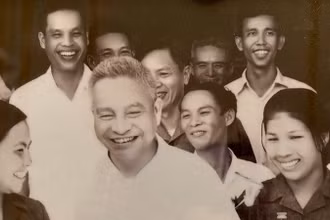 Anh hùng Nguyễn Thị Lài (ngoài cùng bên phải) và đồng chí Trần Quốc Hoàn - nguyên Bộ trưởng Công an đầu tiên trong Hội nghị tuyên dương Anh hùng các lực lượng An ninh năm 1976. (Ảnh NVCC)