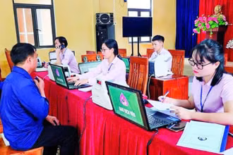 Các hộ đồng bào dân tộc thiểu số giao dịch vay vốn tại Điểm giao dịch của Ngân hàng Chính sách xã hội tỉnh Yên Bái.