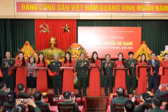 Các đại biểu cắt băng khai mạc triển lãm "Đại tướng Nguyễn Chí Thanh - Nhà lãnh đạo tài năng, đức độ". (Ảnh: Bảo tàng Lịch sử Quân sự Việt Nam)