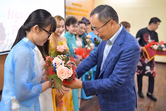 Đại sứ Phan Chí Thành tặng hoa cho bà con Việt kiều và các bạn du học sinh Việt Nam tại Thái Lan