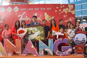 Đại diện Sở Du lịch thành phố Đà Nẵng tặng quà cùng lời chúc phúc cho cặp đôi
