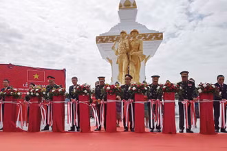Các đại biểu làm lễ hoàn thành công tác trùng tu công trình Đài tưởng niệm Liên minh chiến đấu Lào-Việt Nam. (Ảnh: Hải Tiến)