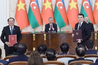 Tổng Bí thư Tô Lâm và Tổng thống Cộng hòa Azerbaijan Ilham Aliyev chứng kiến trao đổi Biên bản ghi nhớ về hợp tác giữa Bộ Văn hóa, Thể thao và Du lịch Việt Nam và Bộ Văn hóa Azerbaijan (Ảnh: Thống Nhất/TTXVN)
