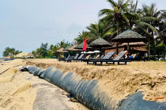 Xói lở không chỉ làm mất vẻ đẹp của bãi biển Cửa Đại mà còn đe dọa các công trình giao thông, du lịch ven biển.