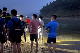 Các lực lượng chức năng triển khai tìm kiếm nạn nhân.