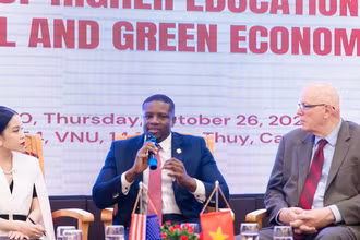 Các diễn giả trao đổi tại sự kiện.
