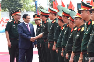 Thủ tướng Phạm Minh Chính tới thăm Bộ Tư lệnh Binh đoàn 12.