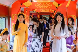 Nhã nhạc Cung đình Huế được biểu diễn trên chuyến tàu “Kết nối di sản miền trung”.