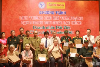 Ban Tổ chức chương trình đã trao nhiều phần quà tri ân cho các Bà mẹ Việt Nam Anh hùng và cựu tù chính trị. 