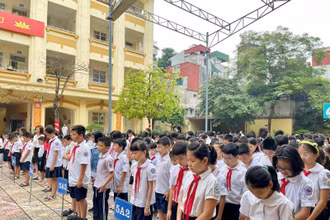 Các em học sinh dành 1 phút mặc niệm để tưởng nhớ các nạn nhân đã tử vong trong vụ cháy chung cư mini tại Khương Hạ.