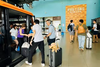 Với việc xác lập hệ thống giao thông xanh trên đảo, Cát Bà kỳ vọng ngày càng thu hút nhiều lượng khách cao cấp, khách quốc tế lưu trú dài hạn đến địa phương.