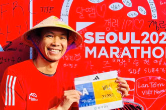 Du khách Việt Nam hào hứng khi tham gia giải chạy Seoul Marathon.