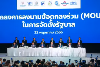 Lãnh đạo các đảng trong liên minh tại buổi lễ ký MoU. (Ảnh: Nation)