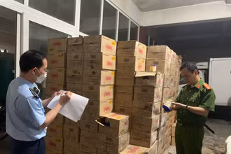 Lực lượng chức năng kiểm tra lô hàng gần 10 tấn là nguyên liệu sản xuất kem đã quá hạn sử dụng.