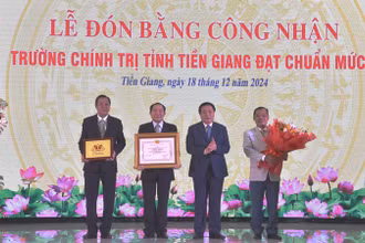 Đồng chí Nguyễn Xuân Thắng trao Bằng công nhận Trường Chính trị tỉnh Tiền Giang đạt chuẩn mức 1.