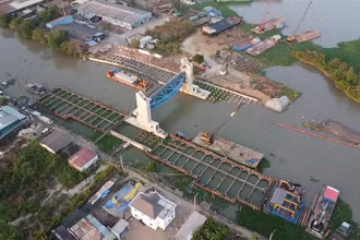 Cống âu Nguyễn Tấn Thành đang trong quá trình hoàn thiện để phục vụ ngăn mặn, trữ ngọt.