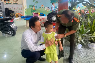 Lãnh đạo tỉnh Tiền Giang có mặt thăm hỏi, động viên cháu bé bị khống chế.