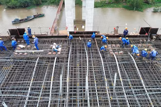 Công nhân khẩn trương thi công nhịp chính cầu Rạch Miễu 2 sáng 1/1/2025.