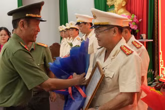 Đại tá Nguyễn Văn Nhựt, Giám đốc Công an tỉnh Tiền Giang trao Quyết định cho các đồng chí nghỉ công tác hưởng chế độ hưu trí.